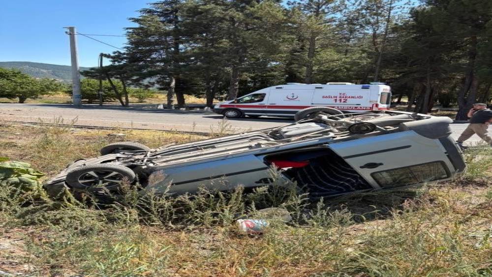 Bilecik&rsquo;te seyir halinde kontrolden &ccedil;ıkan ara&ccedil; takla atarken, s&uuml;r&uuml;s&uuml; yaralandı
