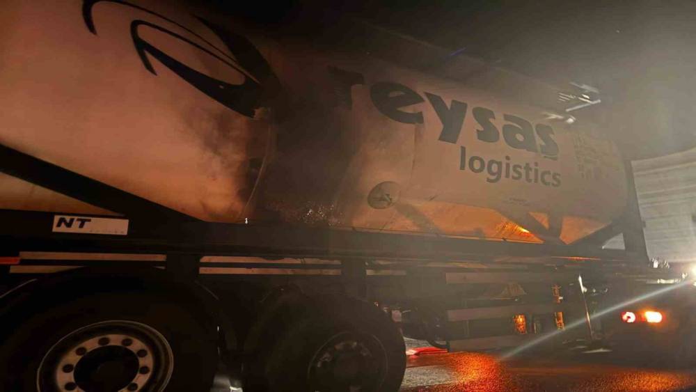 Bilecik&rsquo;te seyir halindeki tırın dorsesi alev aldı
