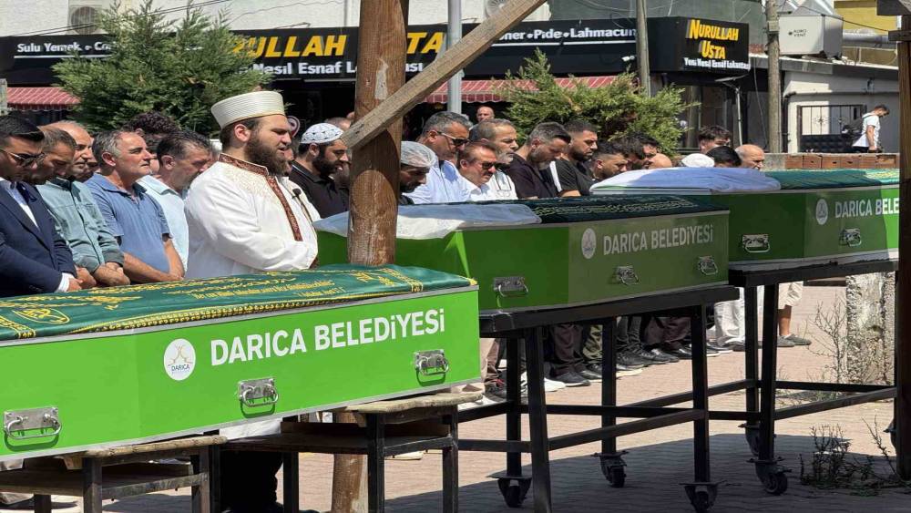 Denizde cansız bedenleri bulunan 3 kardeşin tabutları yan yana dizildi: Doğum g&uuml;n&uuml;nde toprağa verildi
