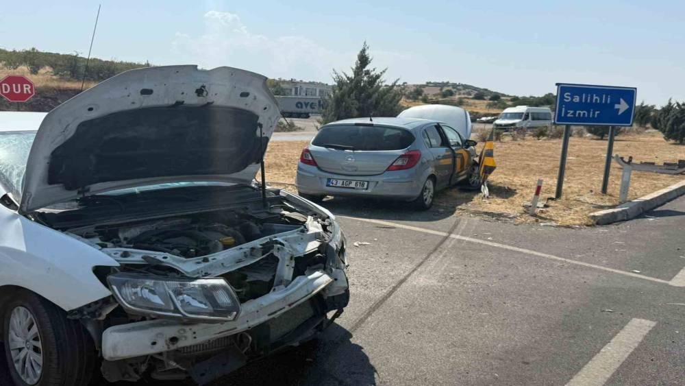 Otomobiller kavşakta &ccedil;arpıştı: 1 yaralı

