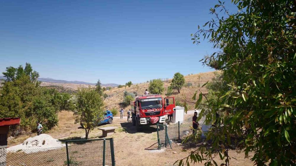 Anız yangını evlerin sınırına ulaşmadan s&ouml;nd&uuml;r&uuml;ld&uuml;
