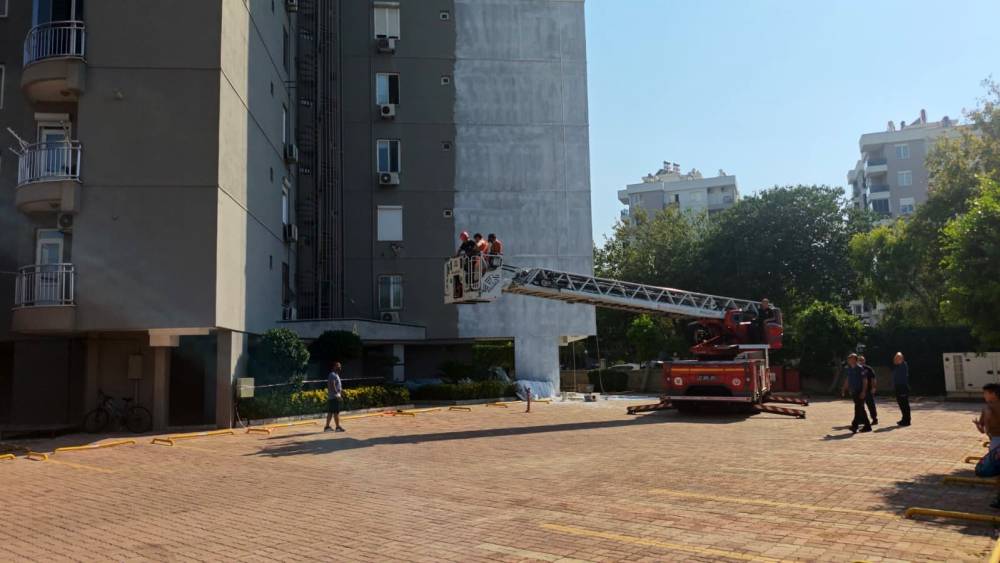 Halatı kopan iskelede mahsur kalan 2 iş&ccedil;iyi itfaiye kurtardı

