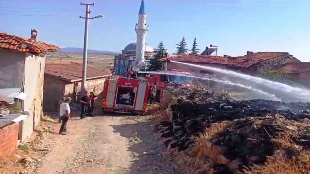 Tavşanlı&rsquo;da yangın paniği: Alevler evlere ulaşmadan s&ouml;nd&uuml;r&uuml;ld&uuml;

