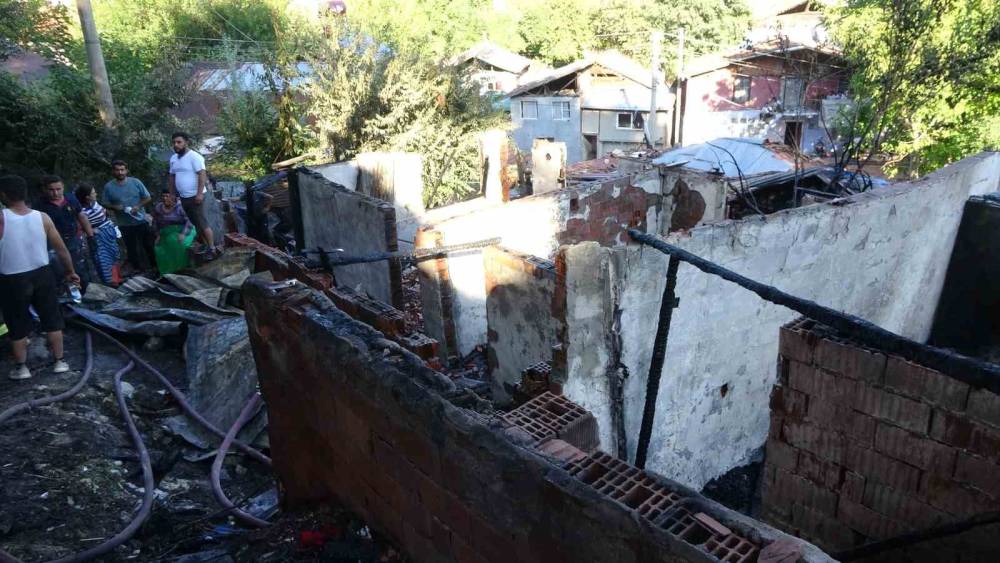 Piknik t&uuml;pleri bomba gibi patladı, iki gecekondu k&uuml;le d&ouml;nd&uuml;
