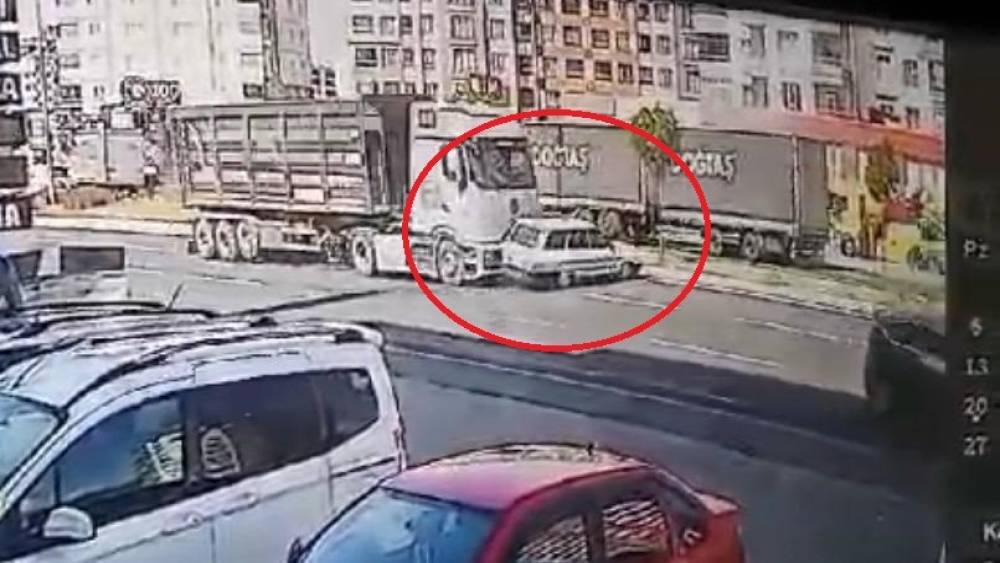 Kayseri&rsquo;de tırla &ccedil;arpışan otomobilin takla attığı kaza kamerada
