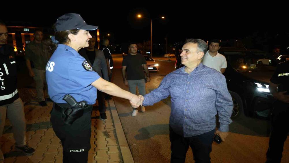 Elazığ Emniyet M&uuml;d&uuml;r&uuml; Karan, &ouml;ğrenci yurt &ccedil;evresini inceledi, aydınlatma eksikliği i&ccedil;in g&ouml;r&uuml;şme yaptı
