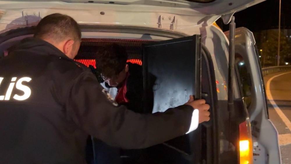 Ka&ccedil;mak i&ccedil;in her yolu deneyen alkoll&uuml; s&uuml;r&uuml;c&uuml; yakayı ele verdi... O anlar kamerada
