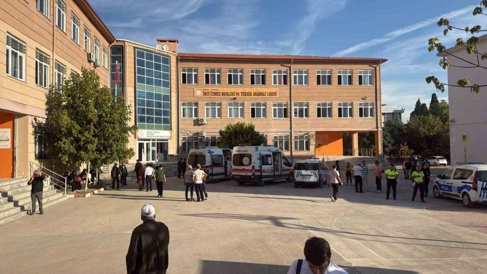 Veliler silah seslerinin y&uuml;kseldiği okula akın etti
