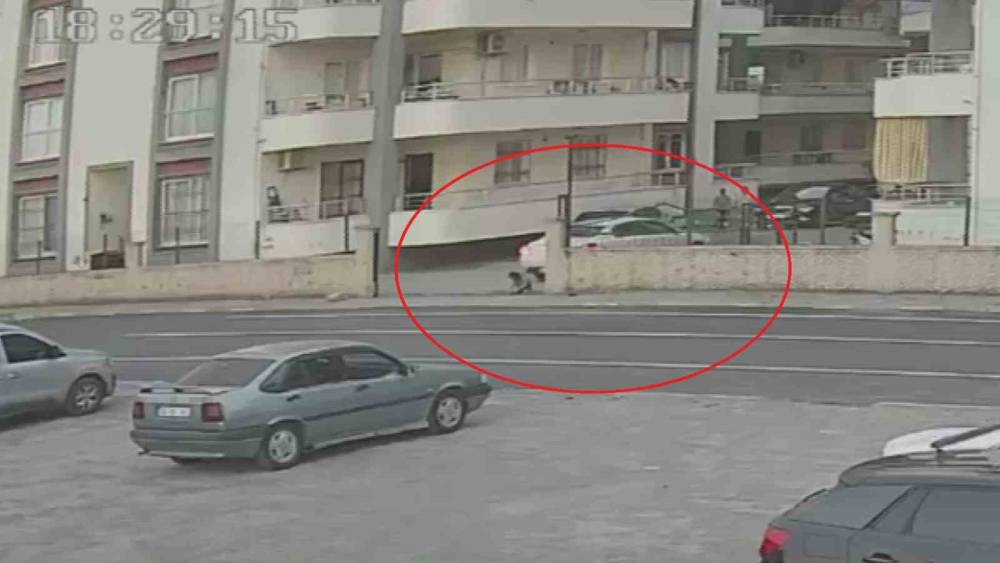 Oyun oynayan 4 yaşındaki &ccedil;ocuk, geri manevra yapan otomobilin altında kaldı
