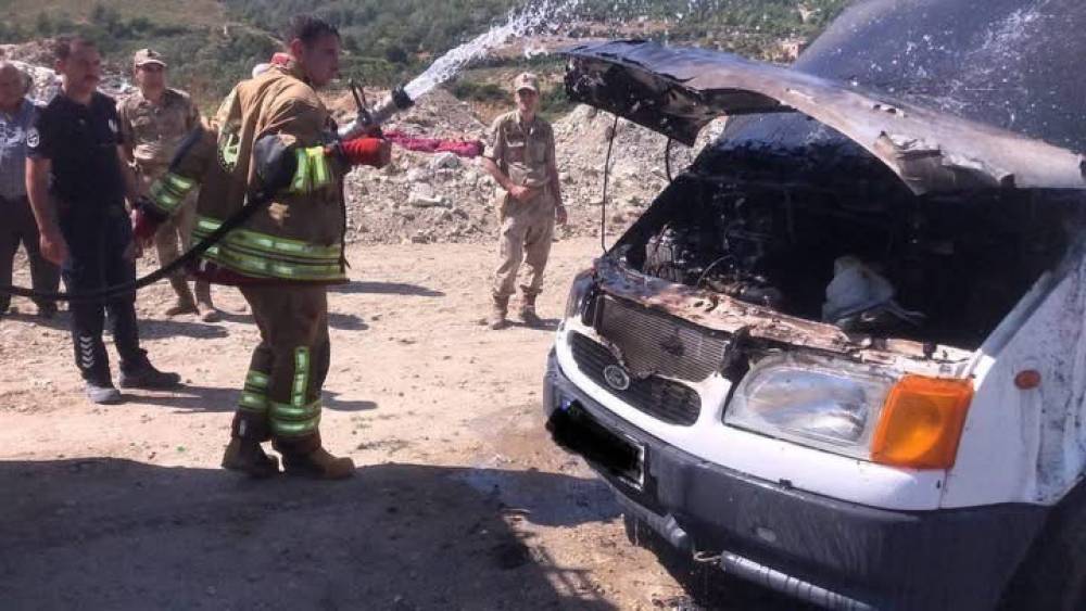 Antakya&rsquo;da minib&uuml;s&uuml;n motorundan alevler y&uuml;kseldi
