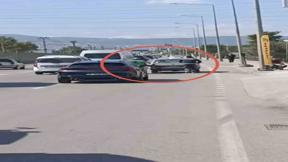 Bursa&rsquo;da motokuryeden arızalanan otomobili itmek i&ccedil;in ilgin&ccedil; y&ouml;ntem
