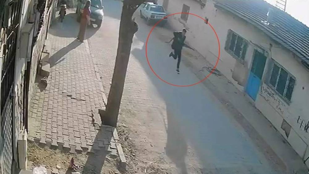 Manisa&rsquo;da okul &ouml;n&uuml;nde silahlı saldırı: 2 yaralı
