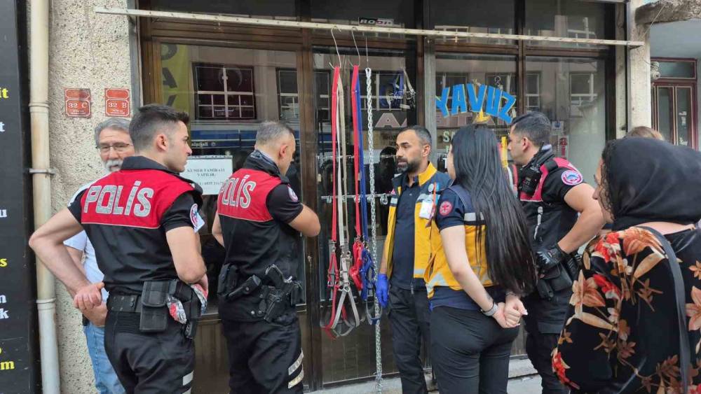 D&uuml;kk&acirc;nında &ouml;ld&uuml; veya bayıldı diye endişe edilen esnaf sanayide &ccedil;ıktı
