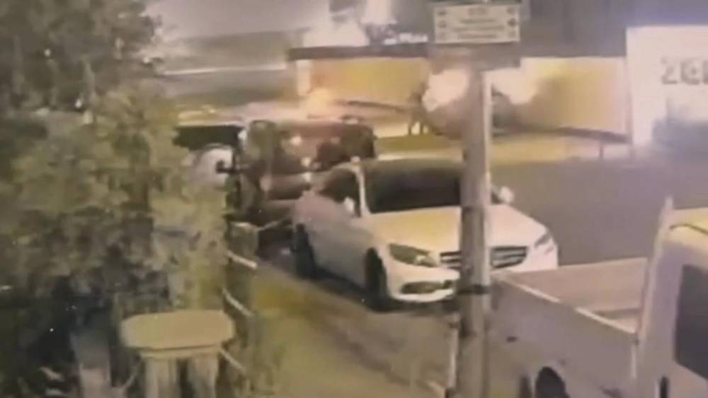 Batman&rsquo;da park halindeki otomobilin kundaklanma anı kamerada
