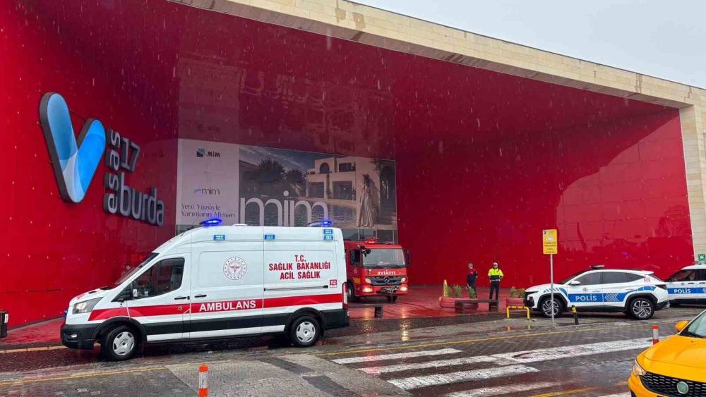 &Ccedil;anakkale&rsquo;de 17 Burda AVM&rsquo;deki bir elektronik mağazasında yangın &ccedil;ıktı
