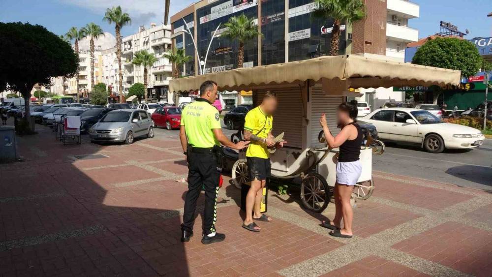 Kırmızı ışıkta motosikletle bekleyen turistler bir anda kaldırıma &ccedil;ıktı, b&uuml;feye &ccedil;arpıp yere savruldu
