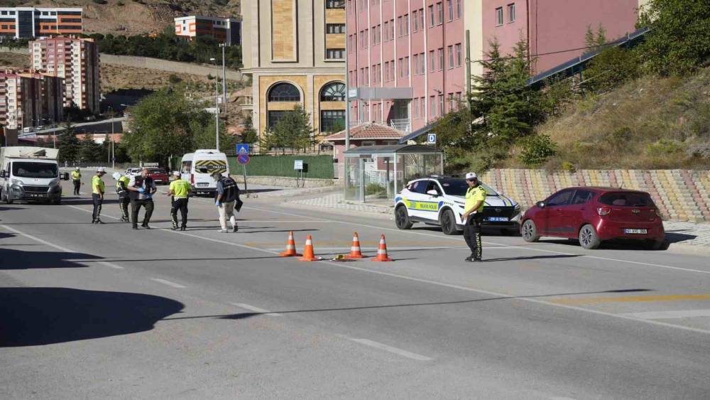 G&uuml;m&uuml;şhane&rsquo;de otomobilin &ccedil;arptığı yaşlı adam 12 g&uuml;nl&uuml;k yaşam savaşını kaybetti
