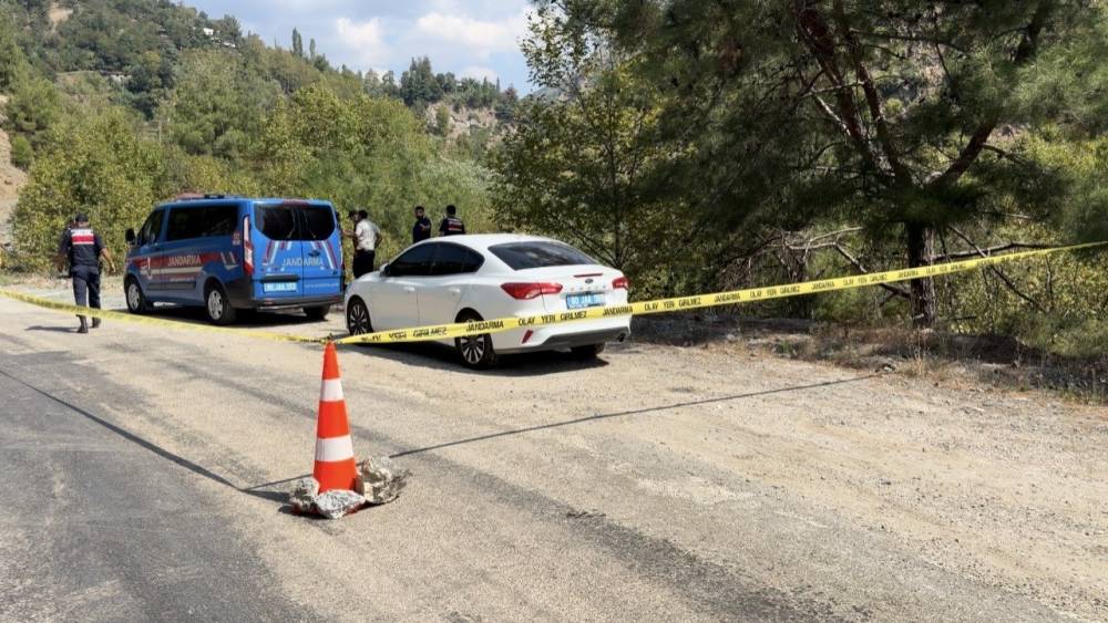 Osmaniye&rsquo;de otomobil 50 metrelik u&ccedil;uruma yuvarlandı: 1 &ouml;l&uuml;, 1 yaralı
