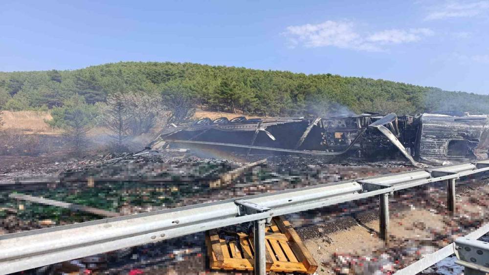 Uşak&rsquo;ta bariyere &ccedil;arpan alkol y&uuml;kl&uuml; tır alev aldı
