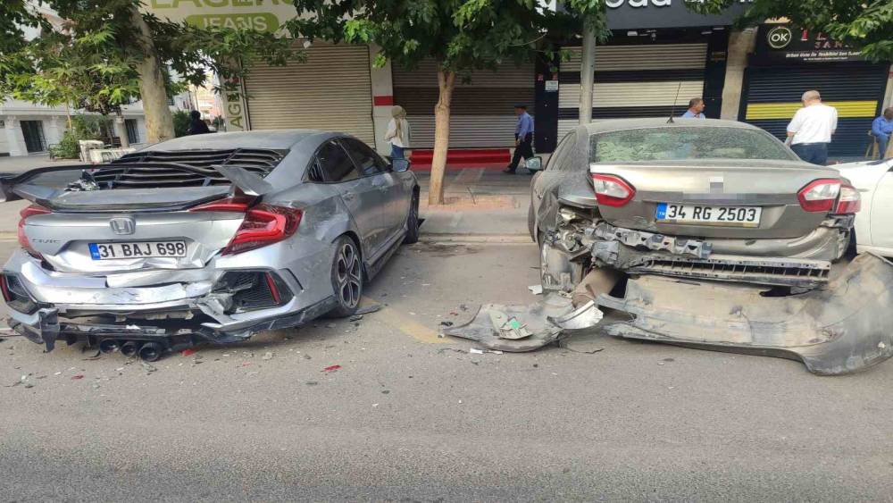 Batman&rsquo;da otomobil park halindeki 2 araca &ccedil;arptı: S&uuml;r&uuml;c&uuml; ka&ccedil;tı
