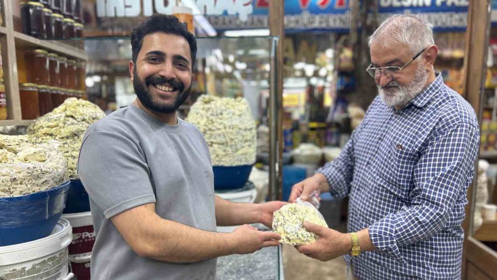 Van&rsquo;ın meşhur otlu k&uuml;p peyniri tezg&acirc;hlardaki yerini almaya başladı
