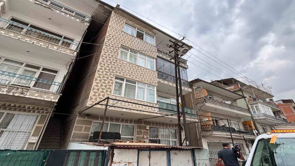 (D&uuml;zeltme) Ankara&rsquo;da &uuml;&ccedil; arkadaşını &ouml;ld&uuml;r&uuml;p intihar eden zanlının komşusu: "Polislere, &rsquo;&Uuml;&ccedil; kişiyi &ouml;ld&uuml;rd&uuml;m, beni uyuşturucuya alıştırdılar, m&uuml;ebbet hapis yatamam&rsquo; dedi"
