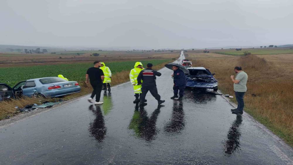 Kastamonu&rsquo;da iki otomobil &ccedil;arpıştı: 2 yaralı
