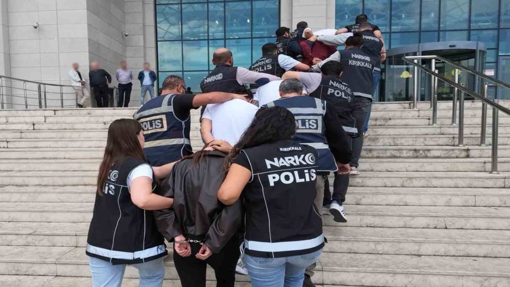 12 milyon liralık uyuşturucu piyasaya s&uuml;r&uuml;lmeden durduruldu: 6 g&ouml;zaltı
