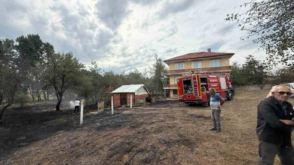 Bolu&rsquo;da evlerin yanındaki alanda korkutan ot yangını
