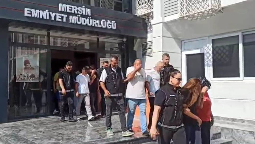Hastane otoparkındaki ara&ccedil;tan 256 bin 900 uyuşturucu hap &ccedil;ıktı: 2 ş&uuml;pheli tutuklandı
