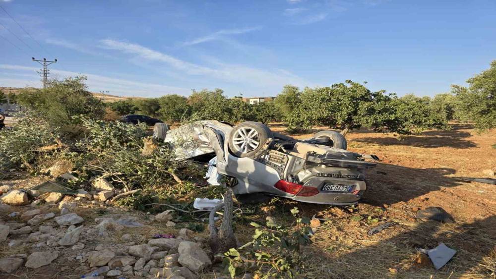 Gaziantep&rsquo;te motosikletle &ccedil;arpışan otomobil fıstık tarlasına u&ccedil;tu: 1 &ouml;l&uuml;, 6 yaralı
