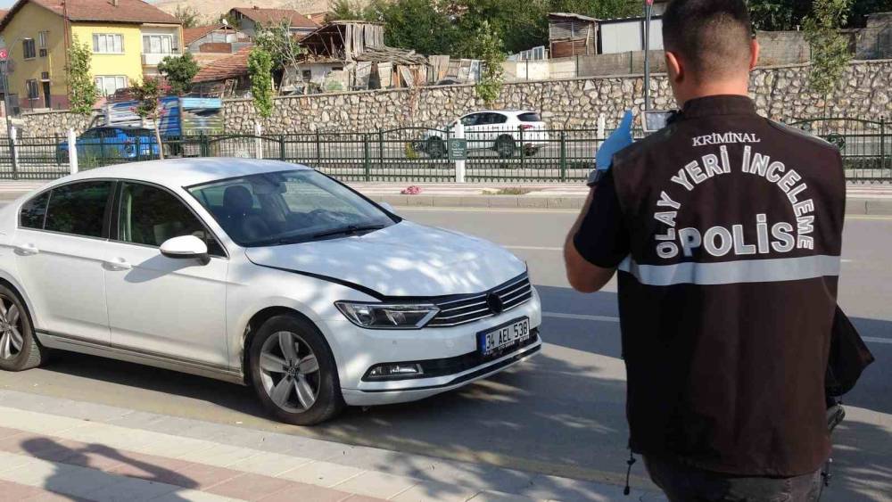 Otomobilin &ccedil;arptığı yaşlı adam hayatını kaybetti
