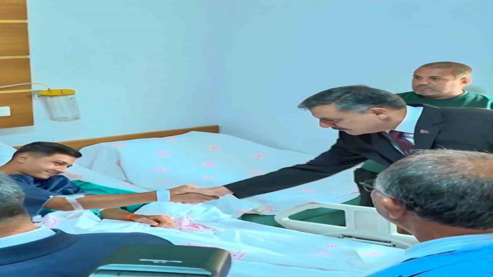 Bakan Tekin ve Bakan &Ccedil;ift&ccedil;i yaralı &ouml;ğrencileri ziyaret etti
