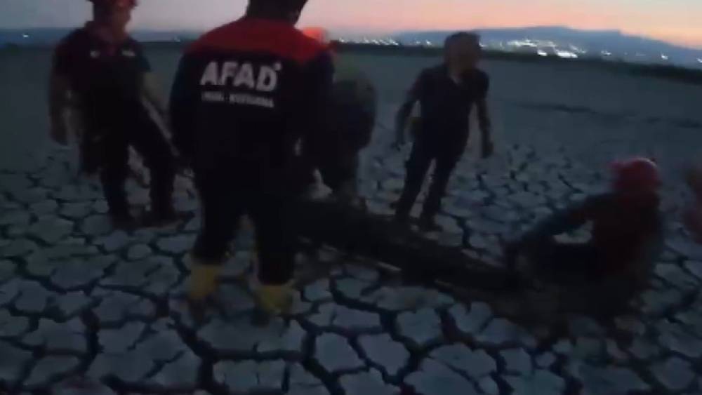 &Ccedil;amura saplanarak mahsur kalan vatandaş kurtarıldı
