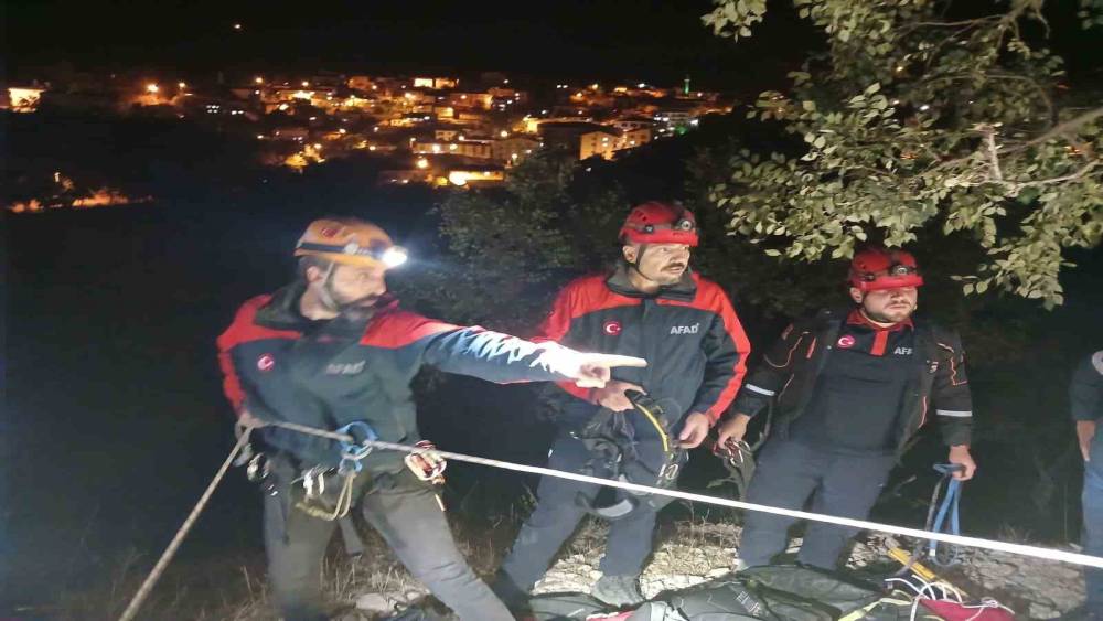 Kayalıklarda mahsur kalan şahıs AFAD ekiplerince kurtarıldı
