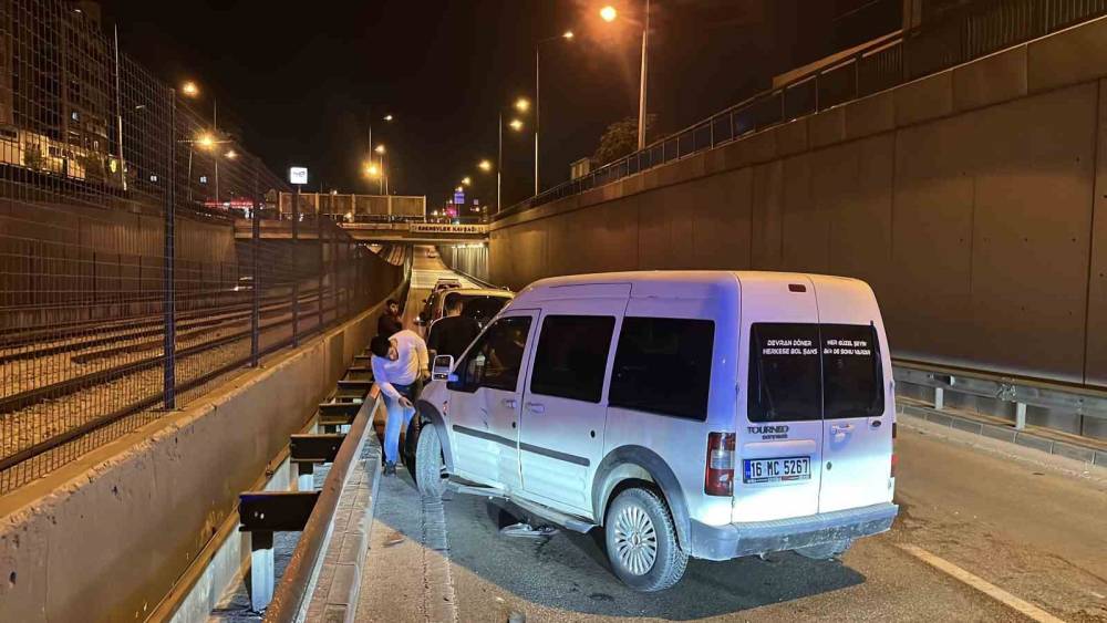 Otomobile &ccedil;arpan motosiklet s&uuml;r&uuml;c&uuml;s&uuml; yaralandı
