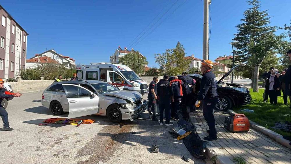 Karaman&rsquo;da otomobil ile cip &ccedil;arpıştı: 3 yaralı
