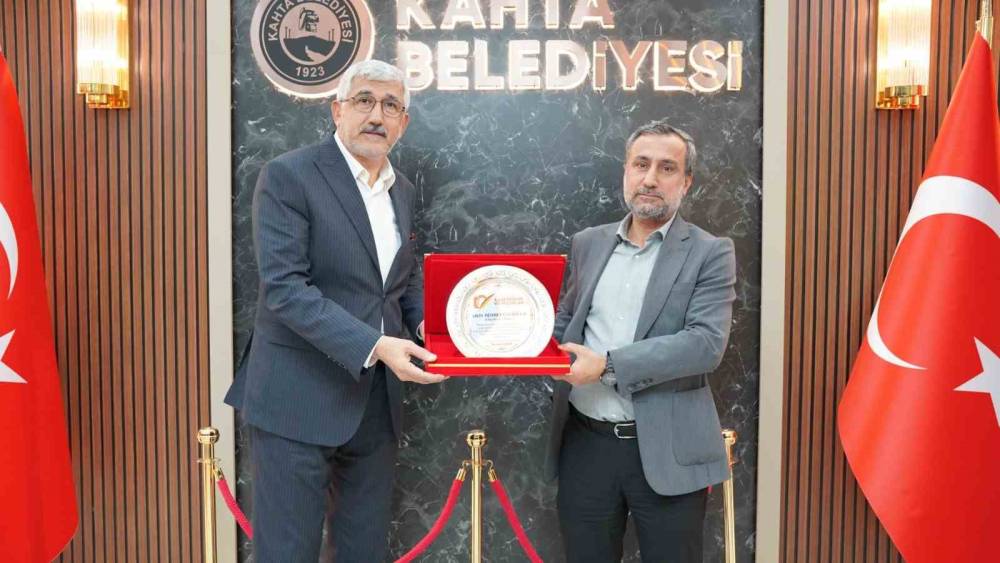 Kitap Fuarı ve Kerge Festivali i&ccedil;in Başkan Halla&ccedil;&rsquo;a plaket
