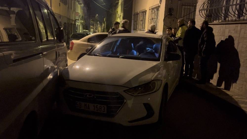 Bursa&rsquo;da &ouml;nce otomobille kovaladı, kaza yaptırdı... Kaldırım taşıyla peşine d&uuml;şt&uuml;
