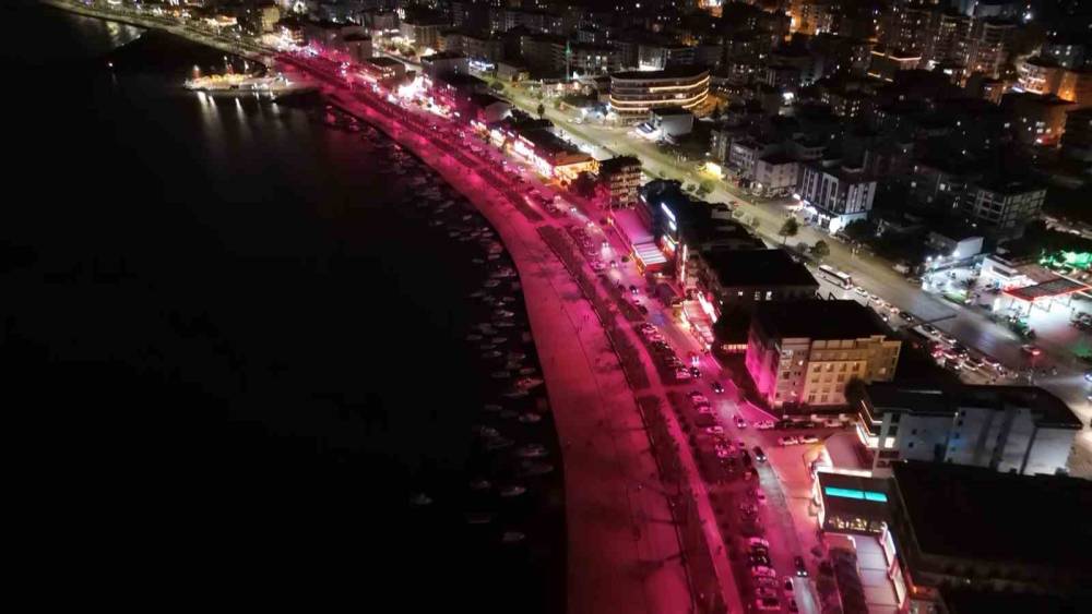 Sahilde pembe seferberlik: Meme kanserine karşı farkındalık ışıkları
