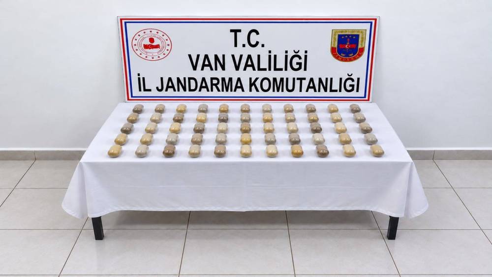 Midesinde ve bağırsaklarında 55 kaps&uuml;l metamfetamin taşıyan şahıs tutuklandı

