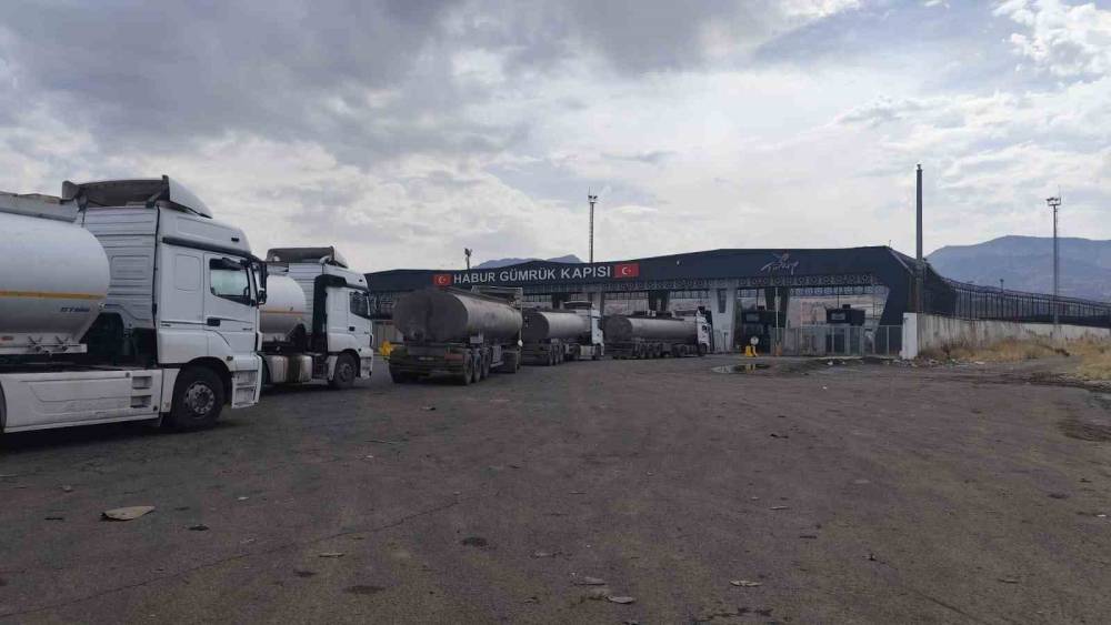 Habur&rsquo;da tır şof&ouml;rlerinden d&uuml;zenli sevk sistemi talebi: "1000 lira &ouml;d&uuml;yoruz, parkta bekleyemiyoruz"
