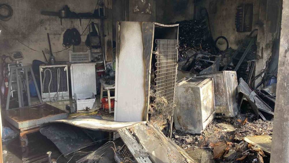 İş yerinde &ccedil;ıkan yangın 3 katlı binaya sı&ccedil;radı: 2 kişi son anda kurtuldu
