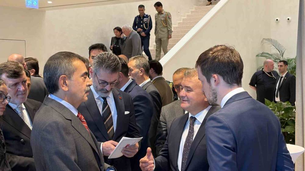 Bakan Tekin: "T&uuml;rkiye ile Macaristan arasındaki k&ouml;kl&uuml; ilişkiler ve halklarımız arasındaki dostluk bağları asırlar &ouml;ncesine dayanmaktadır"
