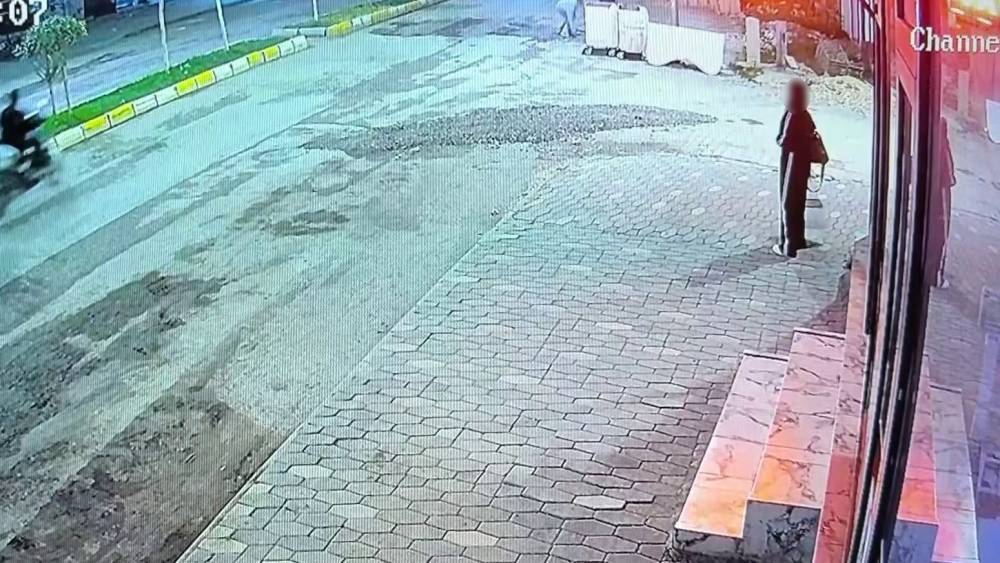 Vicdanları sızlatan anlar kamerada: Yemek yiyen kediye taşla vurdu
