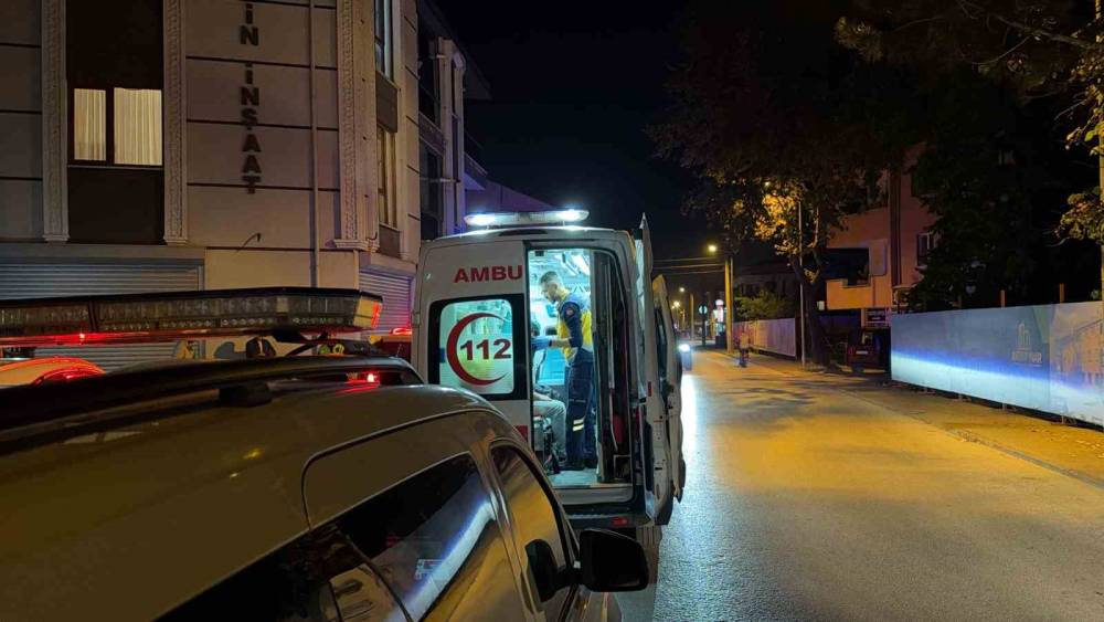 D&uuml;zce&rsquo;de motosiklet kaldırıma &ccedil;arptı: 2 yaralı
