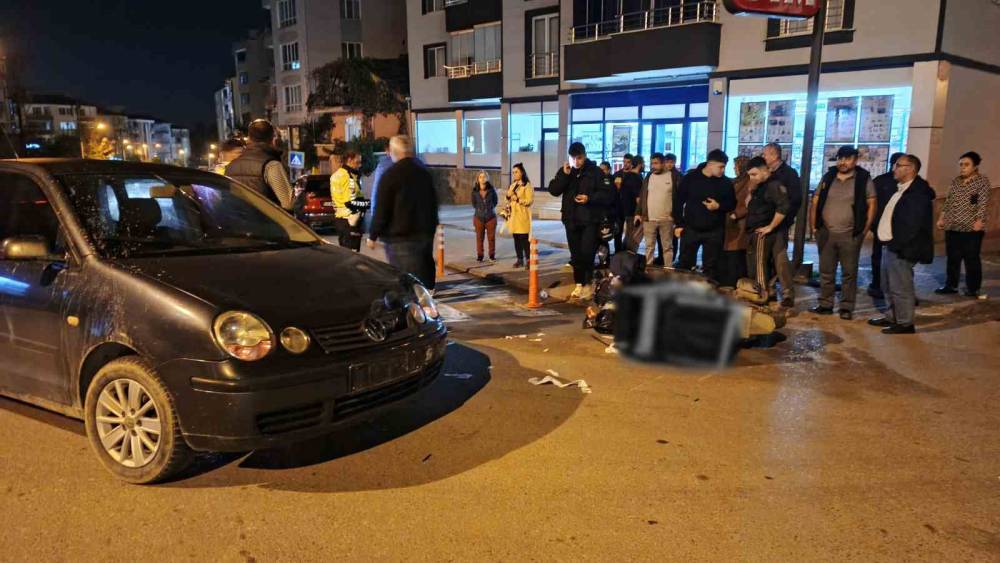 Bafra&rsquo;da otomobilin &ccedil;arptığı kurye yaralandı
