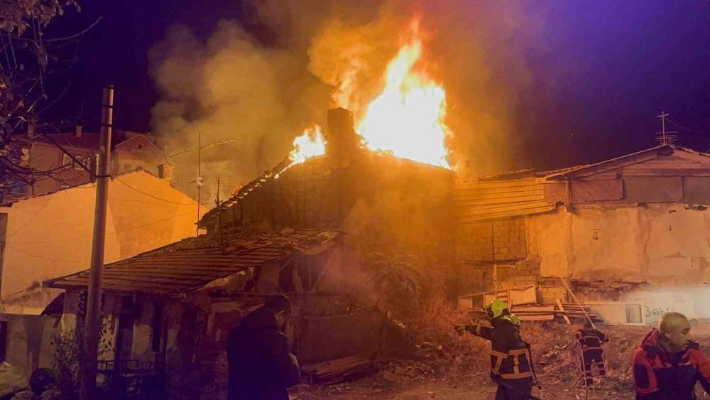 Çankırı’da ev yangını: İki ev alevlere teslim oldu
