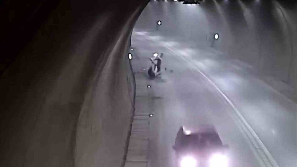 T&uuml;nelde motosikletle takla attı, bir dakika sonra yoluna devam etti
