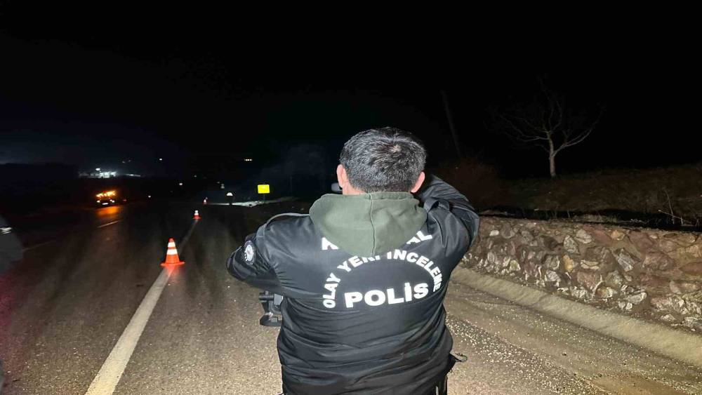 Uşak&rsquo;ta otomobil şarampole devrilip takla attı: 1 &ouml;l&uuml;, 3 yaralı
